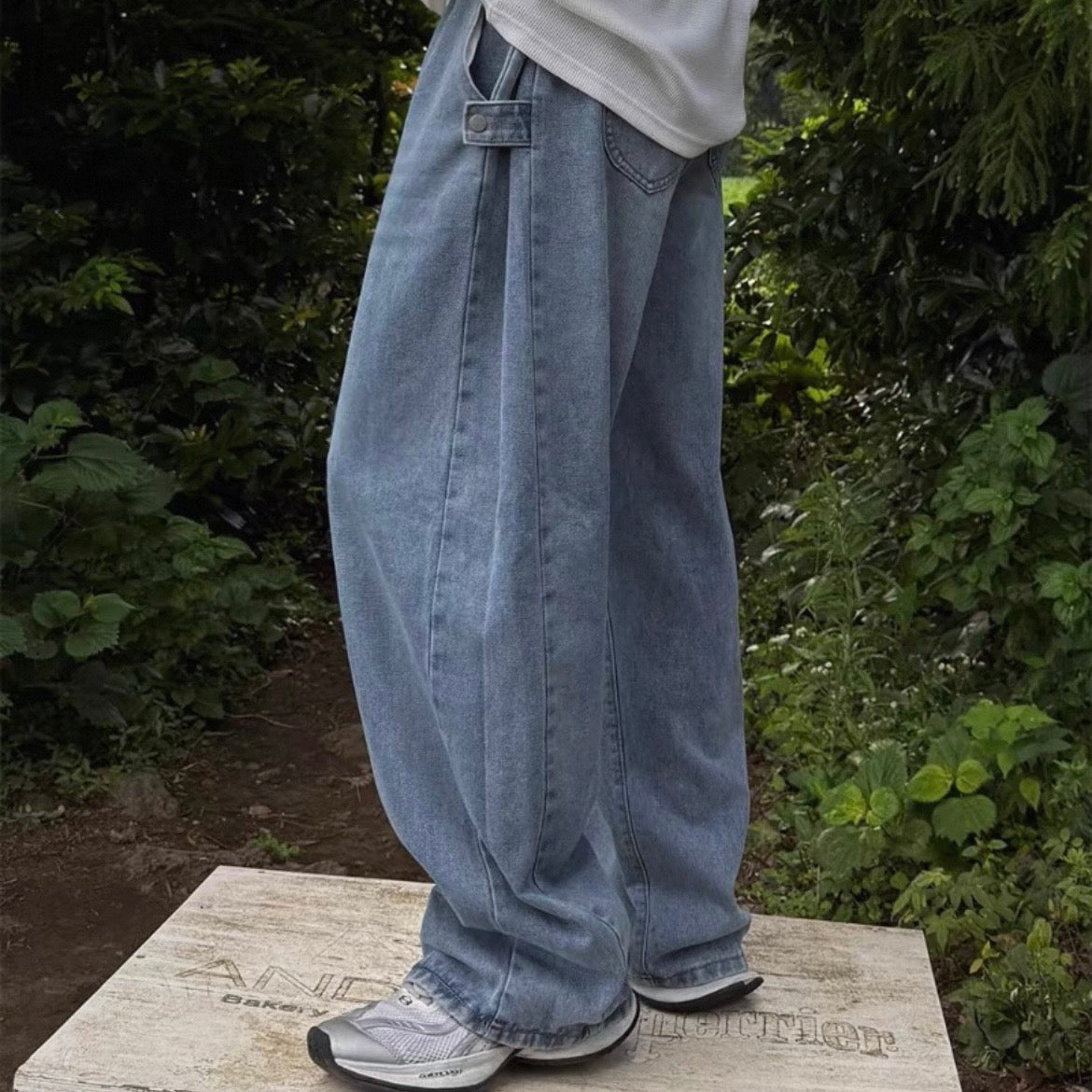Retro Wide-Legged Jeans