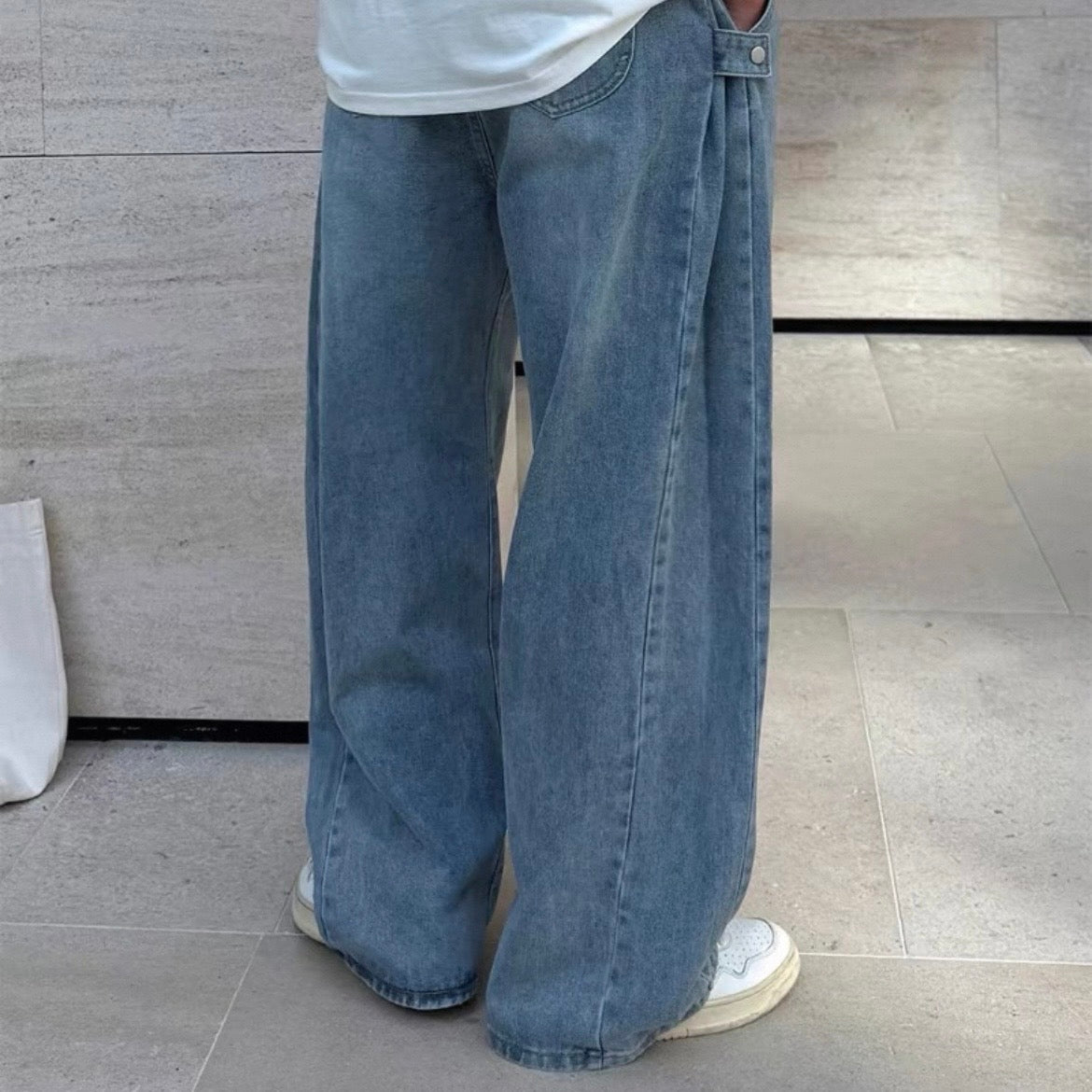 Retro Wide-Legged Jeans